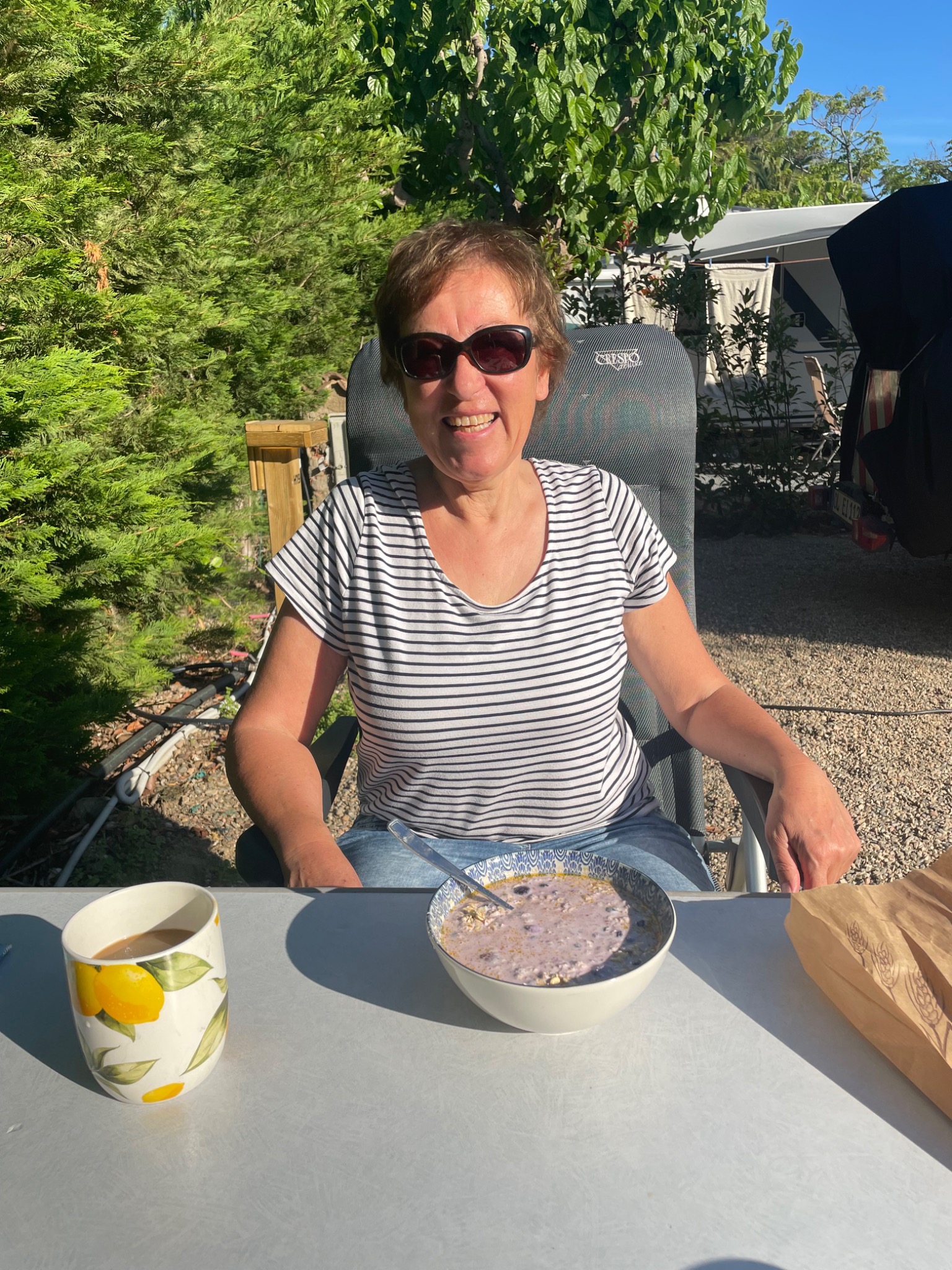 Frühstück - Kaffee und Müsli